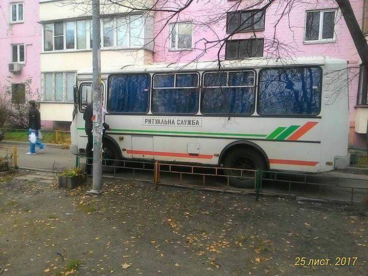 В Киеве водитель заблокировал проезд автобусу ритуальной службы (Фото)