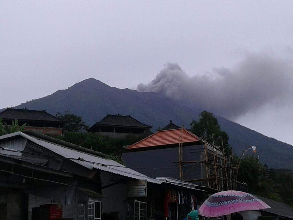 «Завораживающие кадры»: на Бали извергается вулкан (фото, видео)
