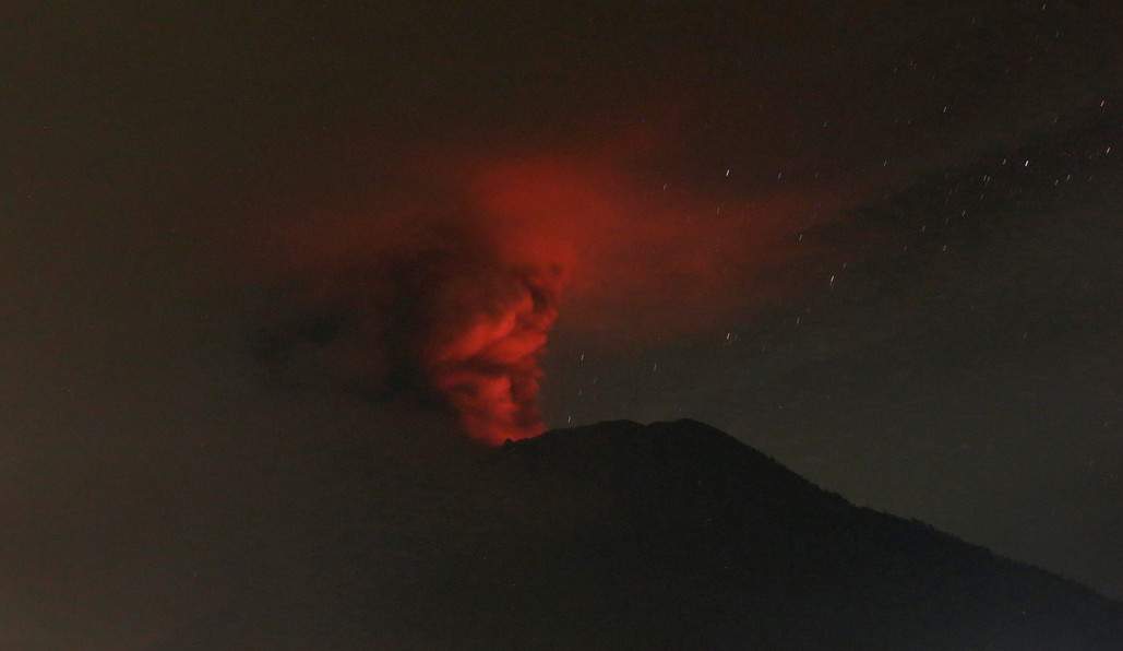 «Завораживающие кадры»: на Бали извергается вулкан (фото, видео)