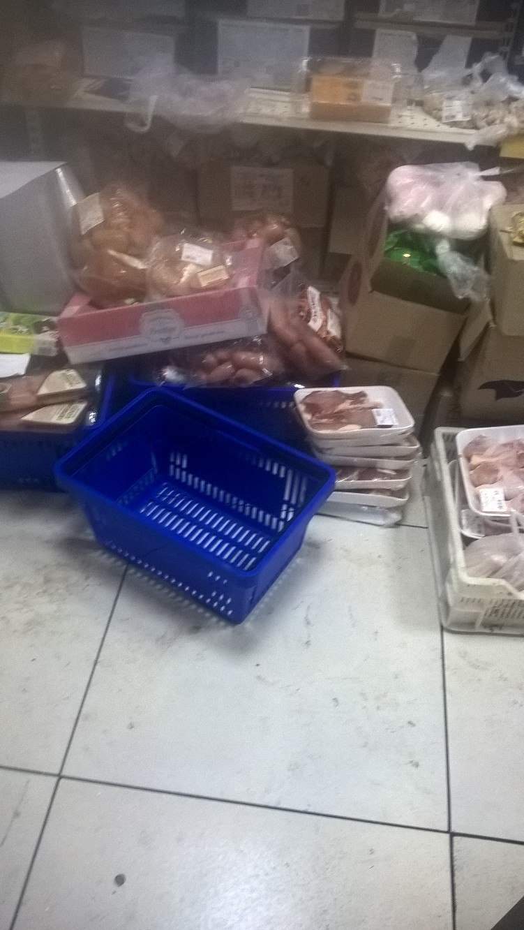 Работник одного супермаркета в Харькове продемонстрировал «качественное» хранение продуктов (фото)