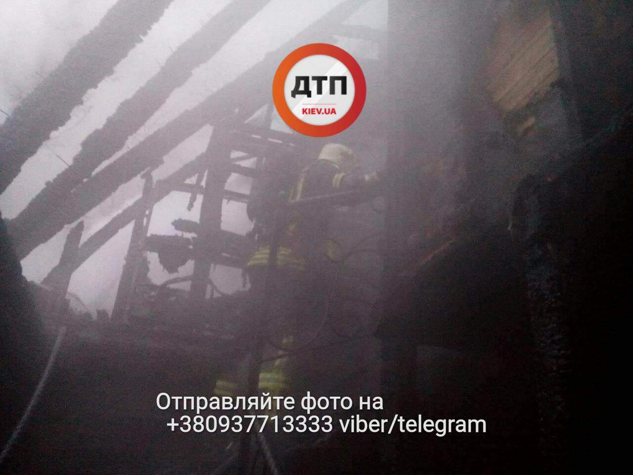 В Киеве на Новообуховской трассе горел ресторан (фото)