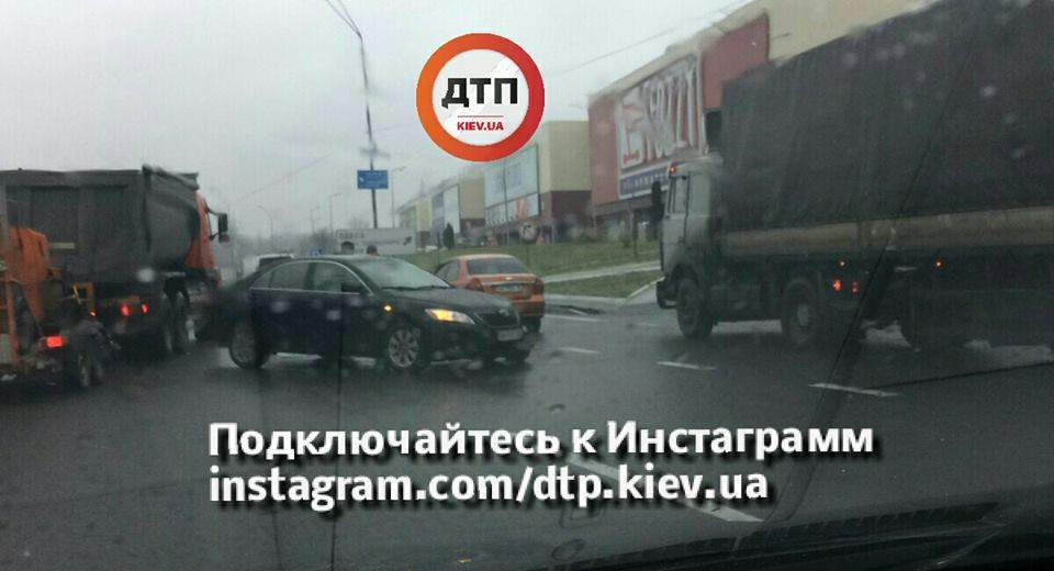 В Киеве произошла масштабная авария с участием автобуса и нескольких авто (Фото)