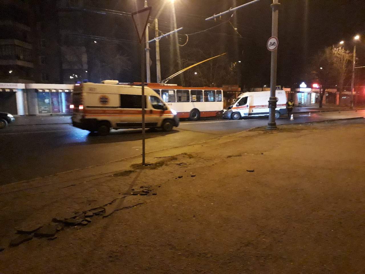 В Харькове столкнулись троллейбус и скорая (Фото)