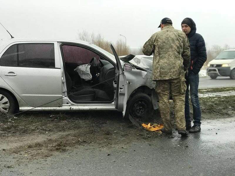 Во Львове водитель "завалил" бетонный столб (Фото) 