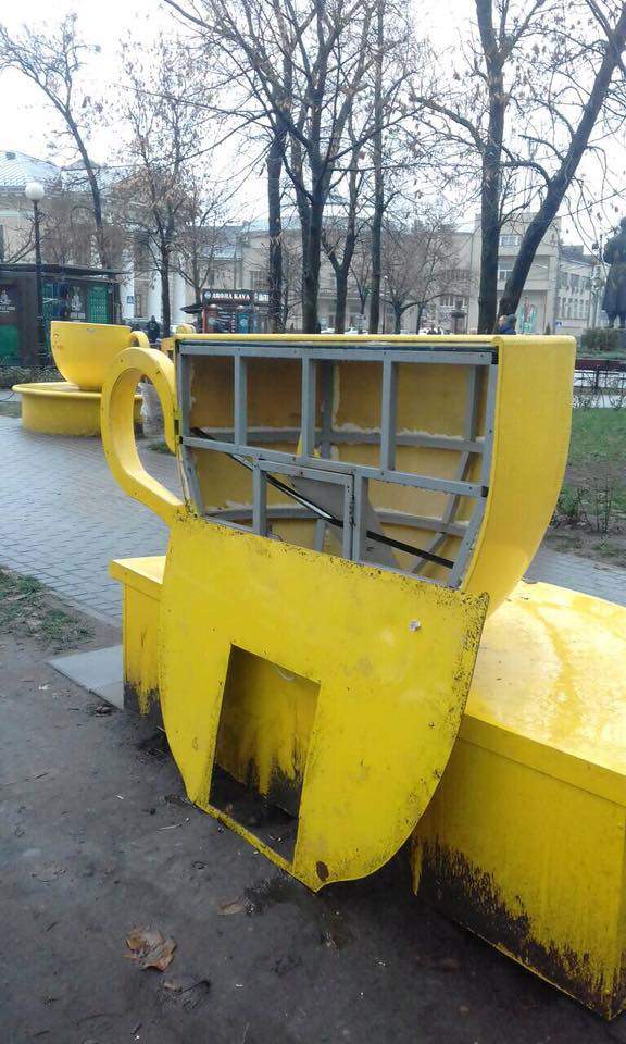 Вандализм в Киеве: Неизвестные уничтожили "умные" лавочки (Фото)