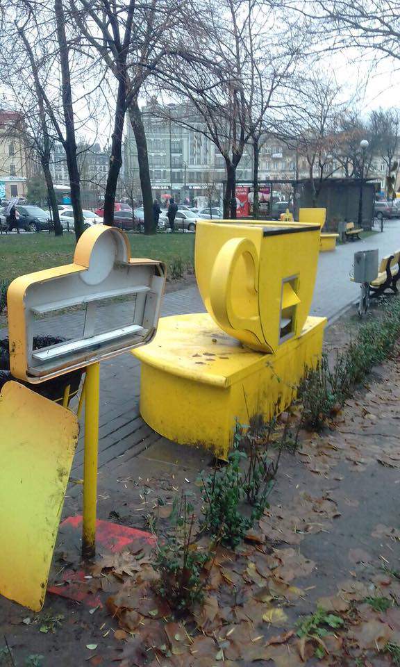 Вандализм в Киеве: Неизвестные уничтожили "умные" лавочки (Фото)