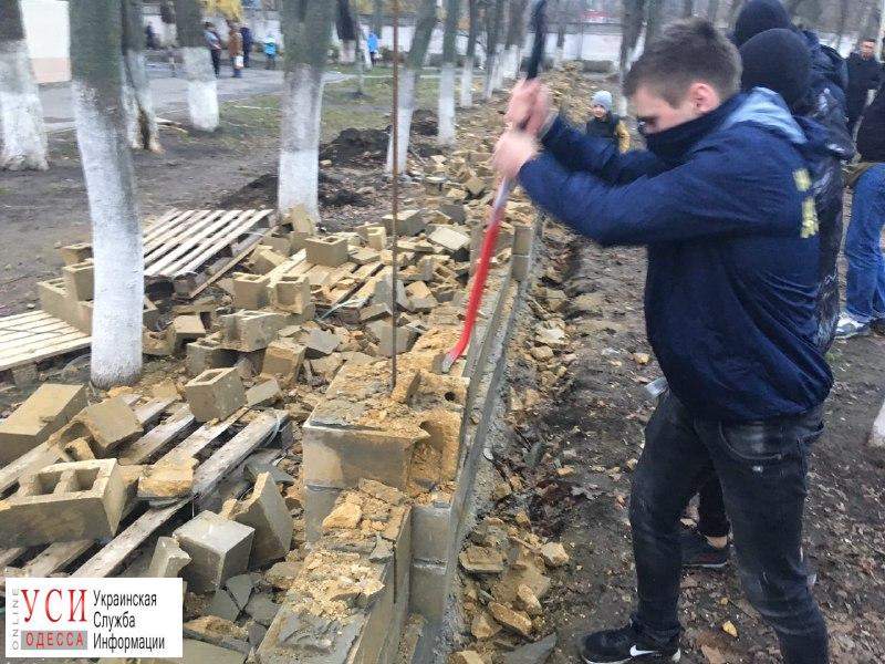 В Одессе представители «Национального корпуса» разрушили забор школы (фото)