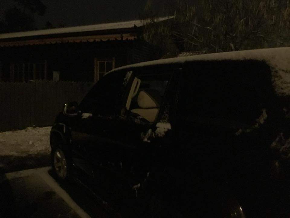 Неизвестные порезали колёса и разбили окна в автомобиле экс-министра ЖКХ (фото)