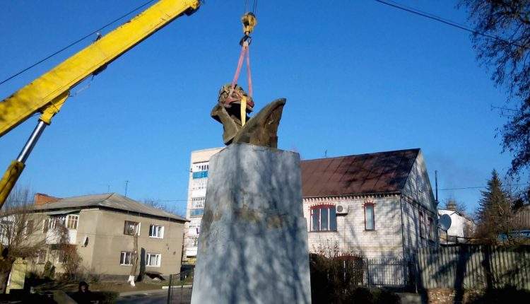 В Одесской области демонтировали двухметровый бюст Карла Маркса (фото)