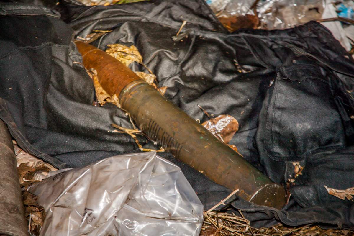 В Днепре в канаве с мусором обнаружили противотанковый снаряд (фото)