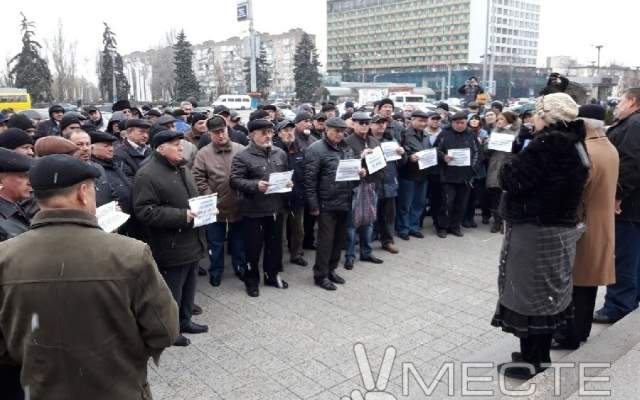 В Запорожье пенсионеры МВД вышли на акцию протеста и перекрыли трассу (фото)
