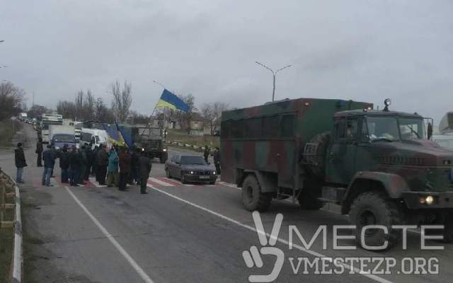В Запорожье пенсионеры МВД вышли на акцию протеста и перекрыли трассу (фото)