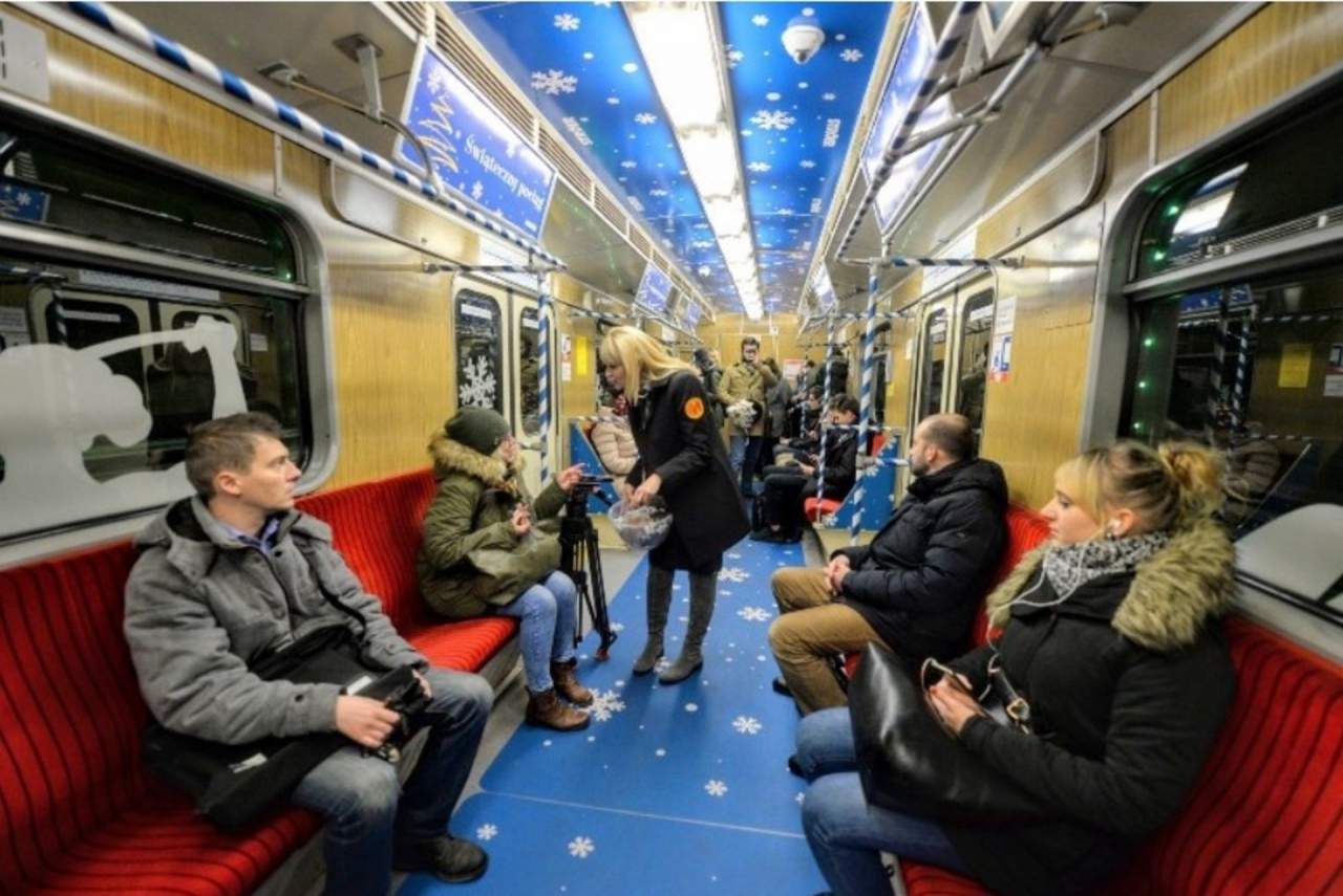 "В духе праздника": в метро Варшавы курсирует рождественский состав поезда (фото)