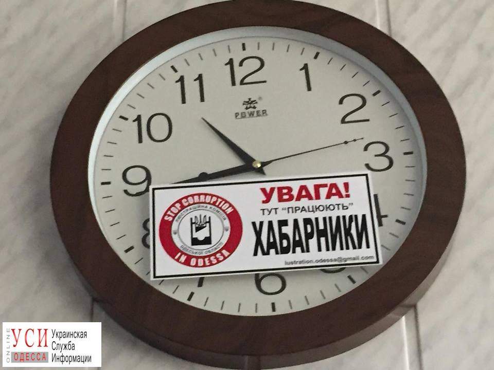 "Внимание! Взяточник": в Одессе активисты устроили необычную акцию в кабинете судьи (фото)