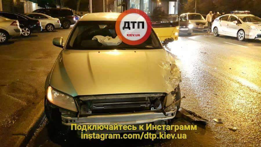 В Киеве произошло серьезное ДТП: есть пострадавшие (фото)
