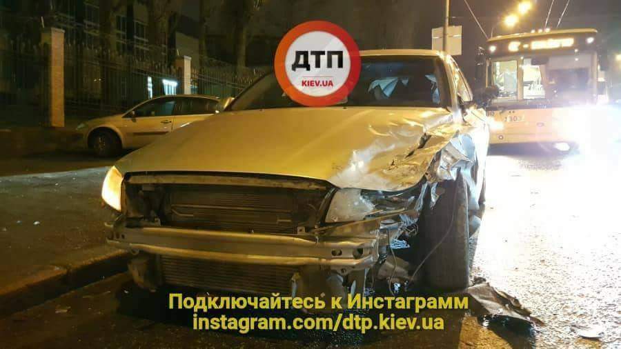 В Киеве произошло серьезное ДТП: есть пострадавшие (фото)