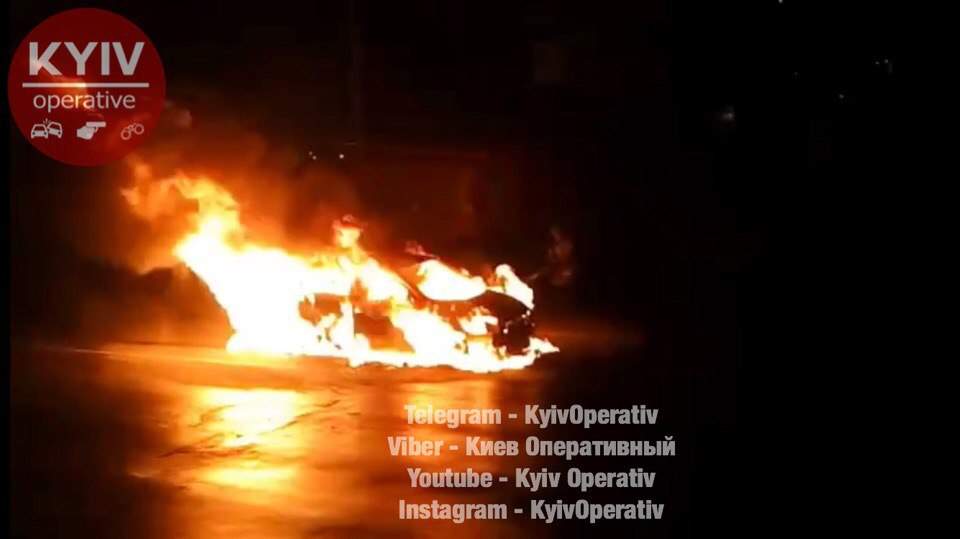 В Киеве за 30 секунд сгорел легковой автомобиль (фото)