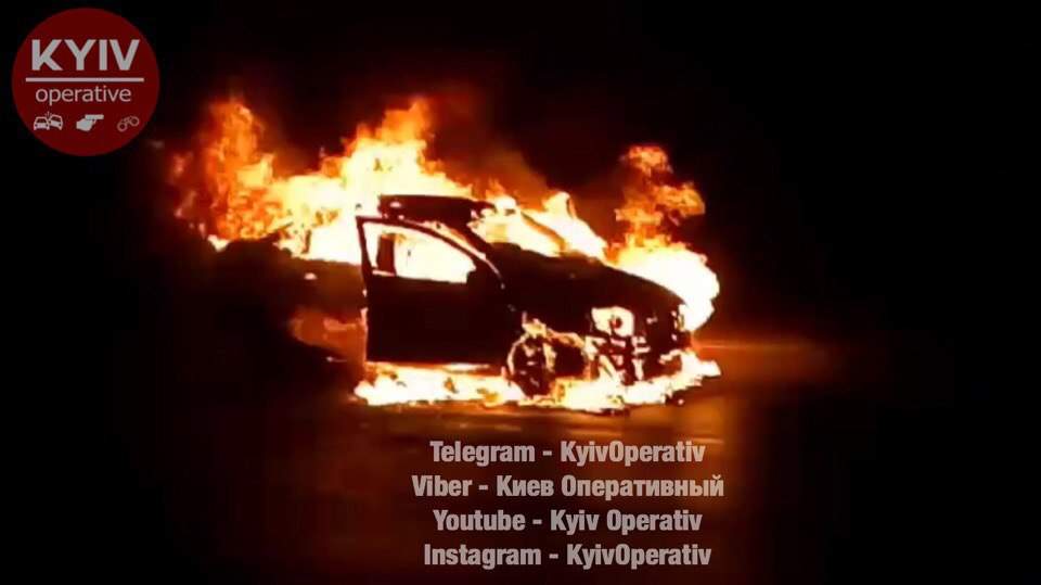 В Киеве за 30 секунд сгорел легковой автомобиль (фото)