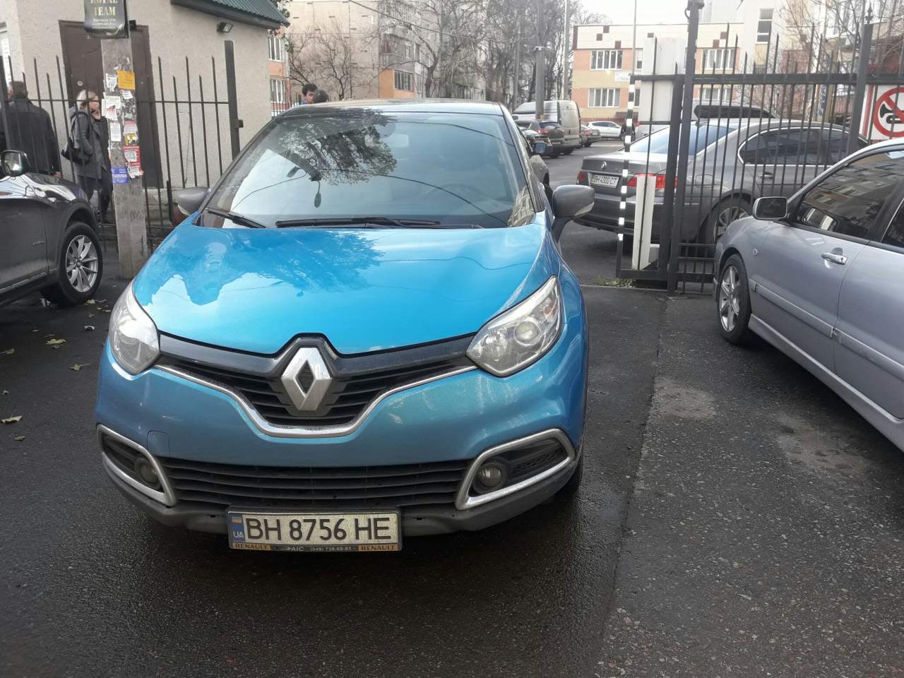 «Паркуюсь, где хочу»: В Одессе женщина припарковала автомобиль прямо на выезде из парковки (фото)