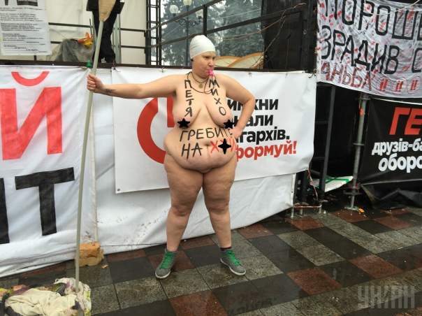 Обнаженная участница Femen "послала" Порошенко и Саакашвили (Фото) 