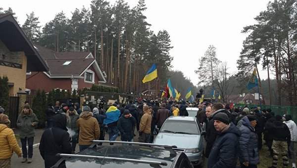 У дома Луценко произошли первые столкновения. Активисты пытаются перелезть через забор (Фото)