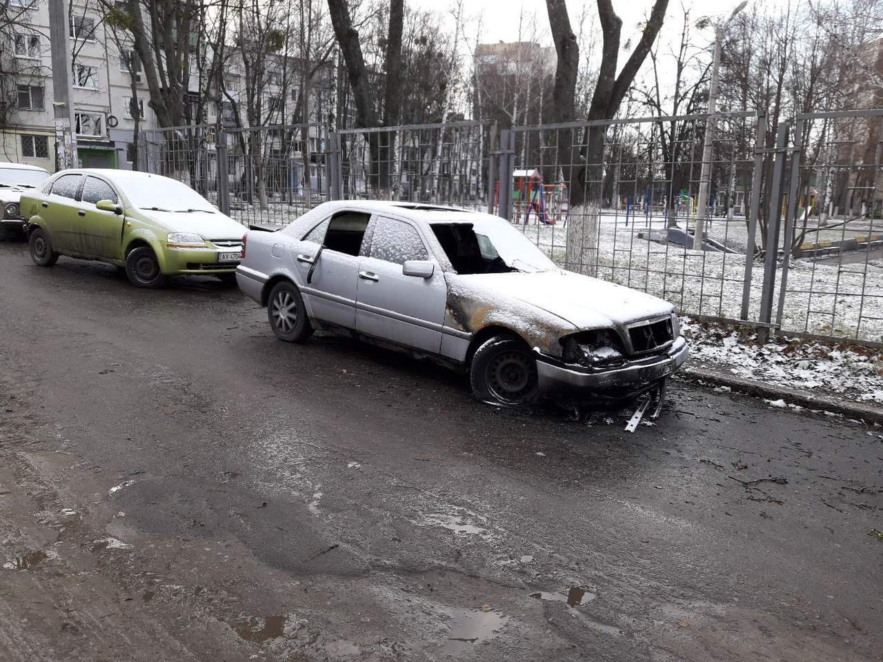 В Харькове возле одной из школ сожгли автомобиль (фото)