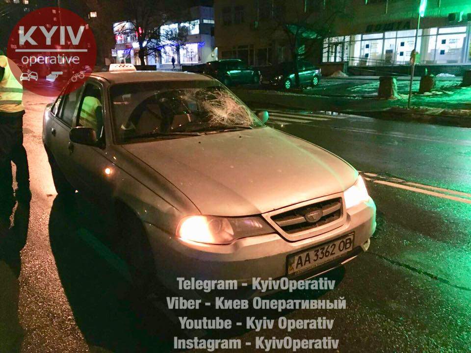 В Киеве таксист сбил на пешеходном переходе мужчину (Видео) 