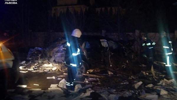 Во Львове было раздавлено авто, которое не пропустило пожарников (Фото)