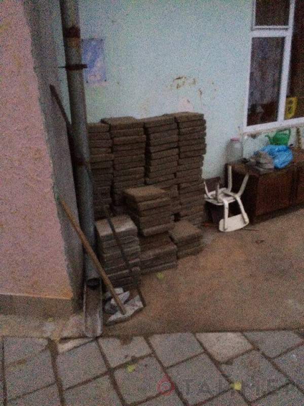 В Белгороде-Днестровском местные жители выложенную в городе плитку сняли и положили в своем дворе (фото)