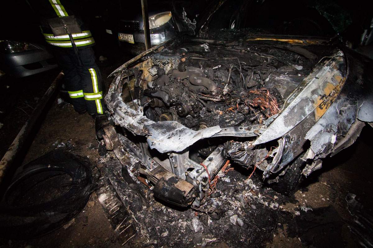 В Днепре ночью на охраняемой парковке сгорел автомобиль (фото)