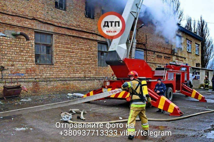 В Киеве горел офис-склад с фурнитурой для ванн (фото)