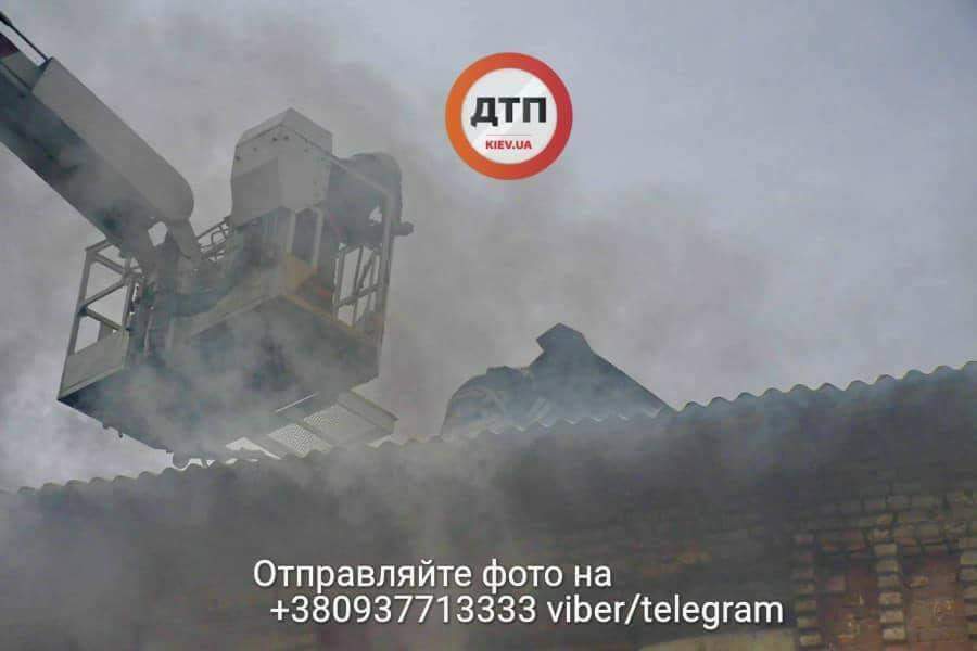 В Киеве горел офис-склад с фурнитурой для ванн (фото)