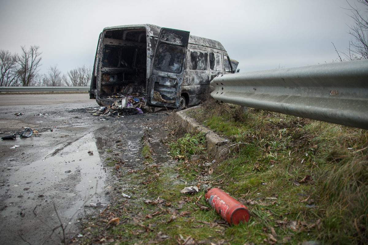 В Днепропетровской области на трассе сгорел микроавтобус (фото)