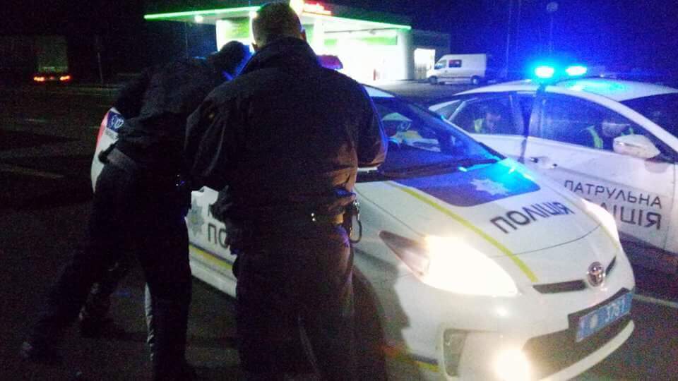 В маршрутке Львов-Радехов пьяный пассажир ранил ножом другого пассажира (фото)