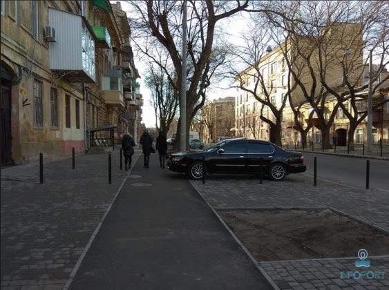 В Одессе велодорожку  превратили в автостоянку (Фото)