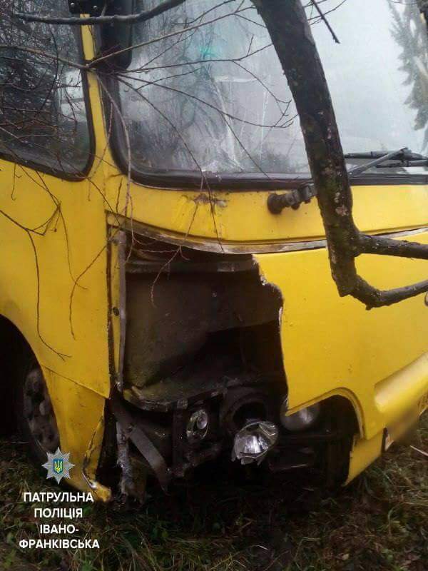 В Ивано-Франковске водитель автобуса врезался в столб и сбежал с места ДТП (фото)