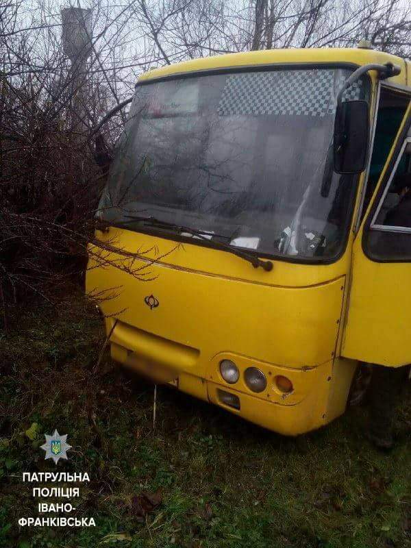 В Ивано-Франковске водитель автобуса врезался в столб и сбежал с места ДТП (фото)