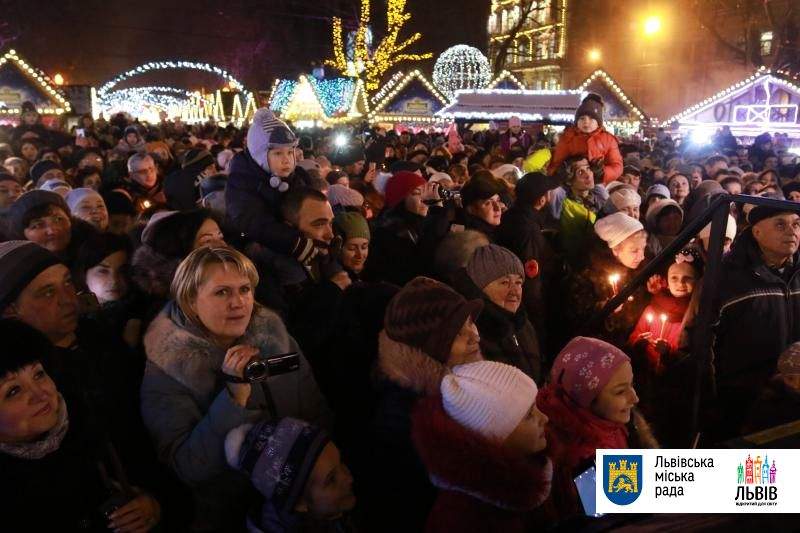 Торжественная церемония открытия главной ёлки Львова: на празднике присутствовал мэр (фото)