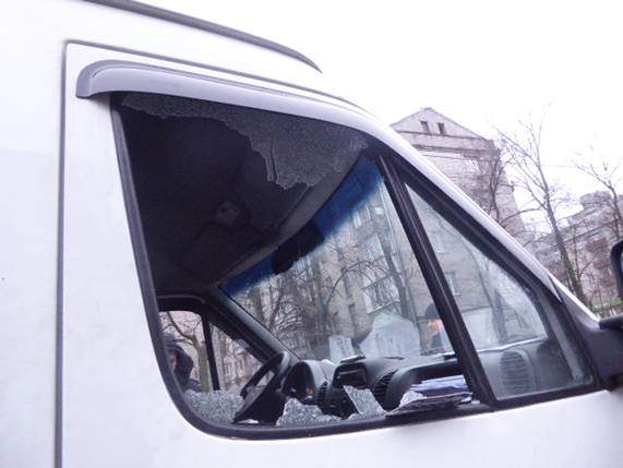 В Киеве неизвестный обстрелял микроавтобус с 19-летним водителем (фото)