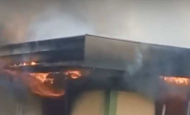 На Закарпатье сгорела остановка общественного транспорта (видео)