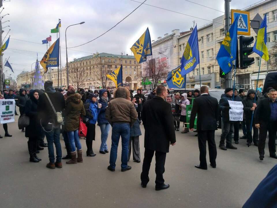 В Харькове перед здание горсовета проходит митинг (Фото) 