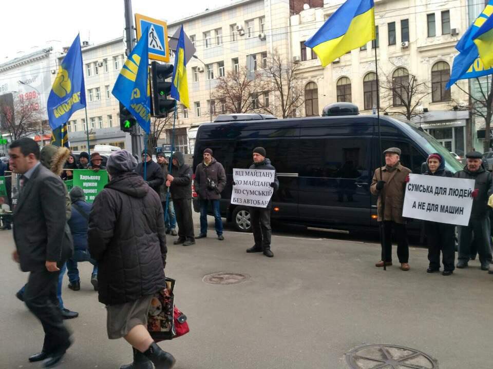 В Харькове перед здание горсовета проходит митинг (Фото) 