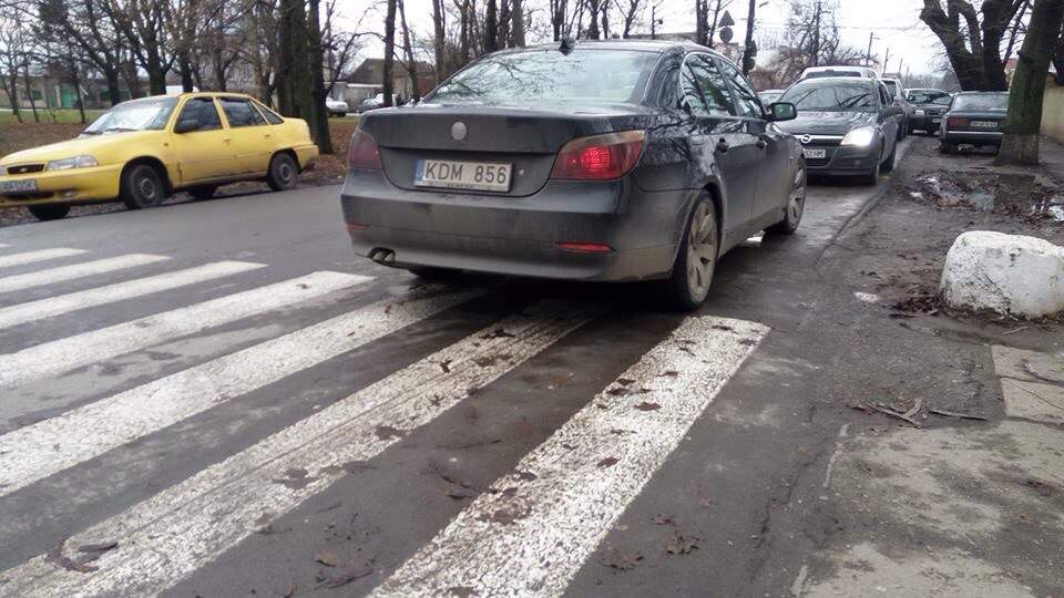 Автохамы Одессы нарушают правила парковки около школы угрожая жизням детей (фото)