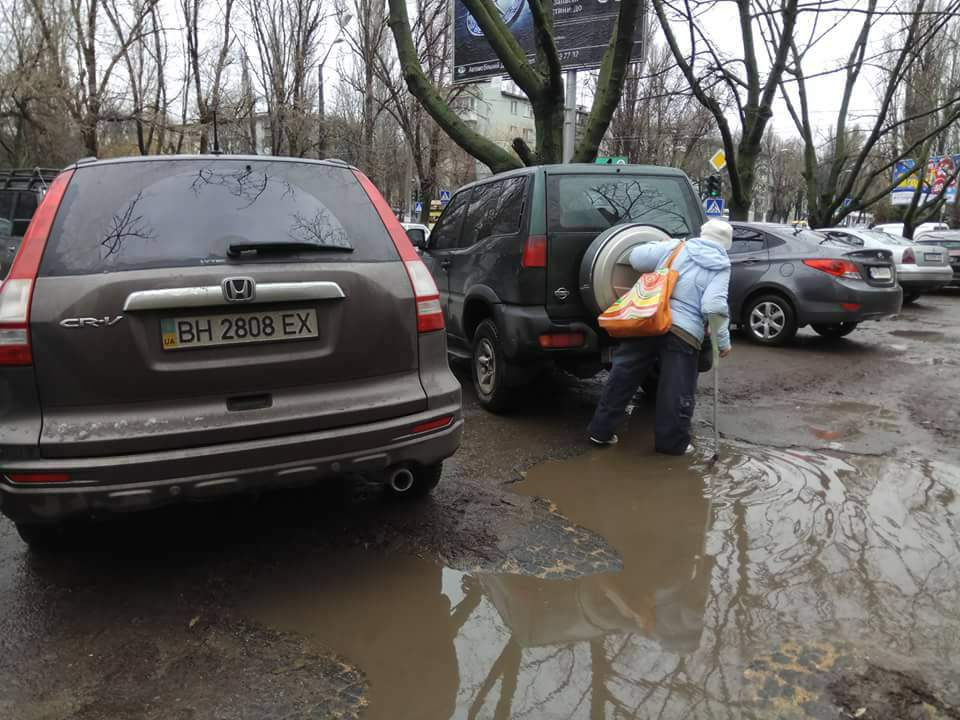В Одессе водители-хамы фактически перекрыли пешеходную зону (фото)