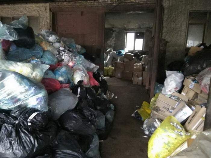 В Запорожье обнаружили склад опасных медицинских отходов (Фото)