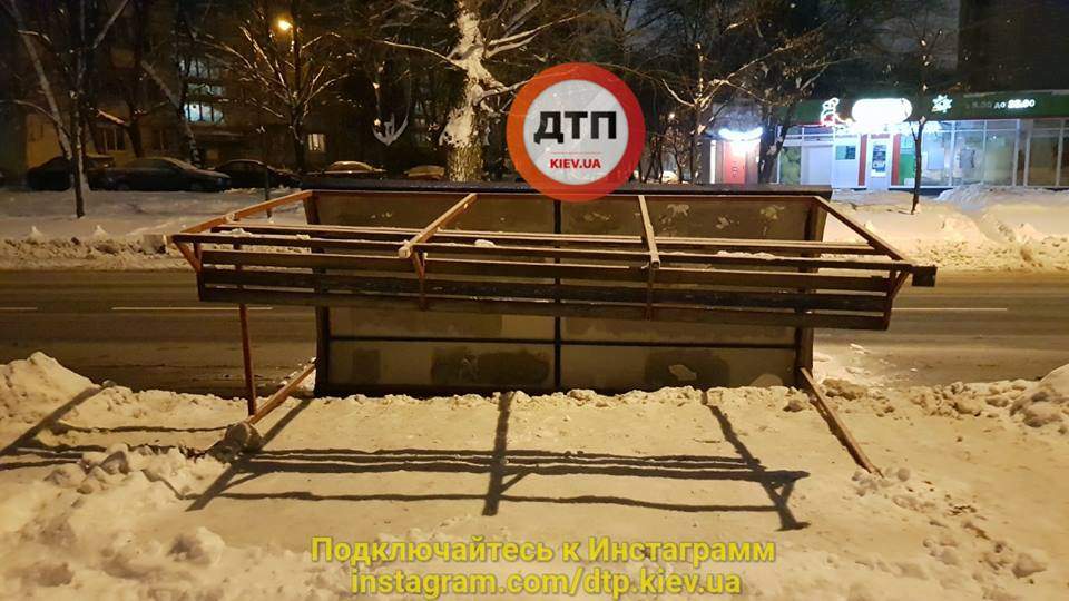 В Киеве "устала и упала" остановка общественного транспорта (Фото)