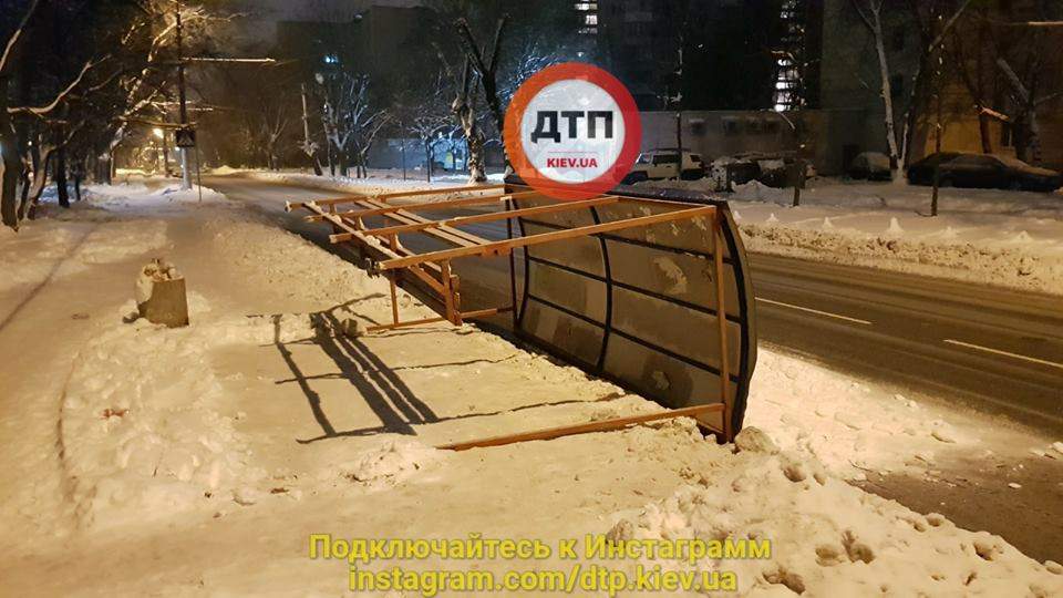 В Киеве "устала и упала" остановка общественного транспорта (Фото)