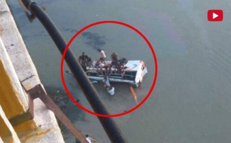 В Индии в результате падения автобуса в реку погибли 32 человека (фото)