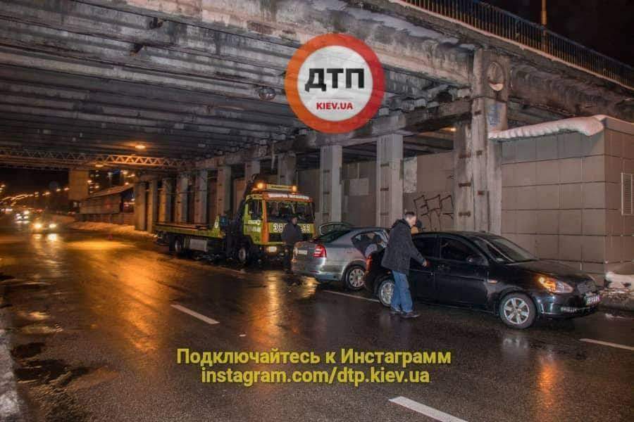 В Киеве  Skoda Octavia врезалась в опору путепровода  (Фото)
