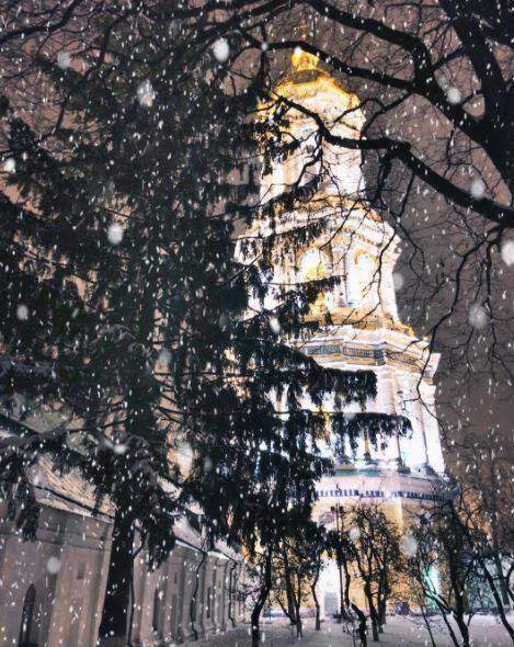 Киев укрыт белым одеялом из снега (фото)